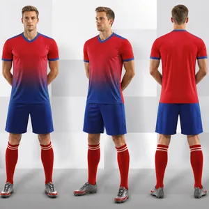 Volledige voetbaltrainingsset met rood-blauw verloopshirt, korte broek en bijpassende sokken