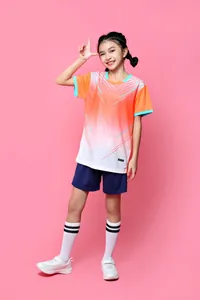 Vollansicht des schnelltrocknenden Sporttrikot-Sets mit orangefarbenem Farbverlauf