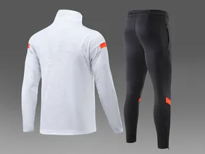 Vue arrière d'un survêtement de football blanc à manches longues avec pantalon noir slim