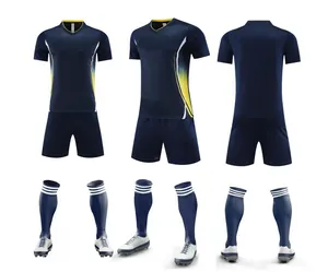 Vue détaillée de l'ensemble maillot de foot bleu marine à séchage rapide avec short et chaussettes.