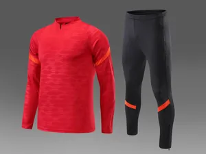 Vue détaillée du survêtement de football rouge à manches longues avec pantalon noir