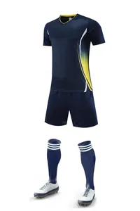 Ensemble complet de football bleu marine avec maillot, short, chaussettes et crampons de sport