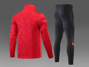 Détail de la vue arrière d'un maillot de foot rouge et d'un pantalon de sport noir