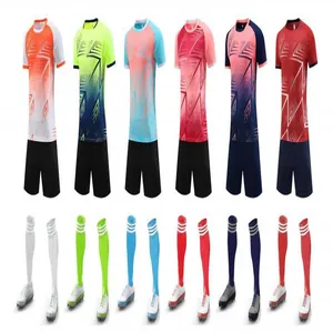 Diverse kleurvarianten van sneldrogende voetbaltenues voor volwassenen en kind