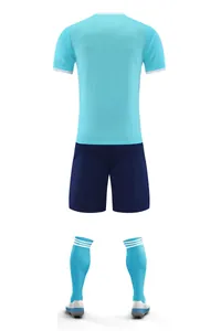 Rückansicht eines hellblauen schnelltrocknenden Sporttrikotsatzes mit blauen Socken.