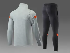 Vue arrière d'un haut d'entraînement de football gris à manches longues et d'un pantalon