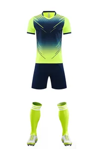 Vue de face de l'ensemble de football avec maillot dégradé et équipement assorti.