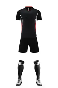 Kit de football noir complet avec maillot, short, chaussettes rayées et crampons.