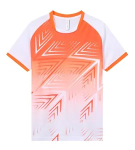 Vooraanzicht van ademend sneldrogend voetbalshirt met oranje geometrische print