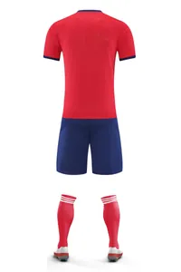 Rückansicht des roten und dunkelblauen schnelltrocknenden Sportuniform-Sets mit Socken