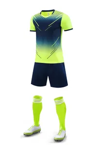 Vue détaillée de l'ensemble de football en vert citron et bleu marine éclatant