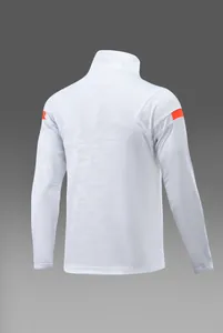 Vue arrière d'un maillot de foot blanc à manches longues avec détails orange et texture