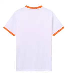 Achteraanzicht van wit ademend voetbalshirt met opvallende oranje biezen aan de mouwen.