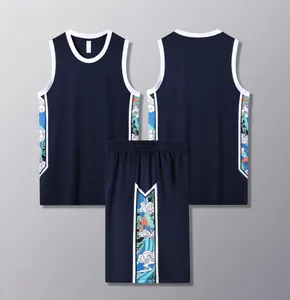 Dettaglio del set da basket blu scuro con motivo a onde laterali e bordo bianco