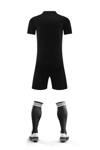 Vue arrière de l'ensemble de football noir à séchage rapide avec maillot et chaussettes
