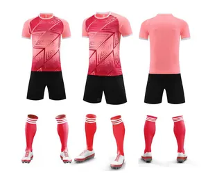 Gedetailleerde weergaven van rood voetbaltenue met korte broek en sokken