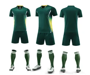 Tenue de football vert foncé avec maillot, short et chaussettes sous plusieurs angles