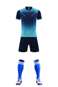 Ensemble complet de football avec maillot, short, chaussettes et chaussures sur blanc