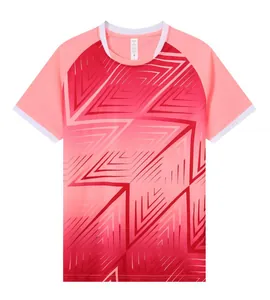 Detail van roze sneldrogend sportshirt met levendig rood geometrisch bliksempatroon