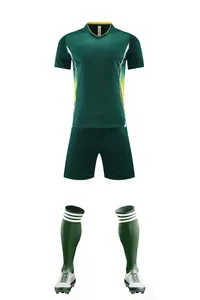 Vue détaillée de l'ensemble de football vert foncé avec maillot, short et chaussettes rayées