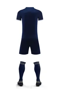 Vue arrière de l'ensemble de football bleu marine dégradé avec maillot, short et chaussettes