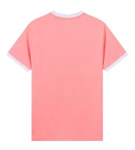 Achteraanzicht van een ademend roze sneldrogend voetbalshirt met witte ribdetails