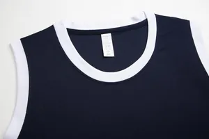 Dettaglio ravvicinato del colletto della maglia da basket blu navy con bordo bianco.