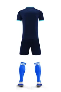 Vue arrière d'un ensemble de maillot de football bleu marine à séchage rapide avec short