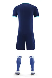 Rückansicht eines dunkelblauen schnelltrocknenden Sportsets mit kurzen Hosen und Sportsocken