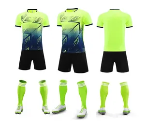 Gedetailleerd meervoudig zicht op het neongroene en marineblauwe voetbaltenue set.