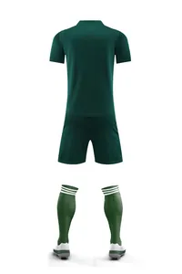 Vue arrière de la tenue de football respirante vert foncé avec short et chaussettes.