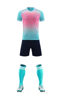 Vue détaillée de l'ensemble de football dégradé cyan et rose avec short et chaussettes