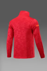 Vue arrière du maillot de football rouge à manches longues avec texture vagues