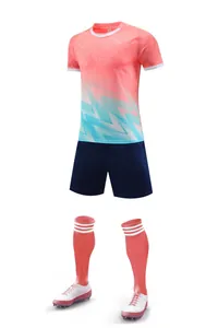 Ensemble complet de football avec maillot dégradé rose et bleu et short bleu marine