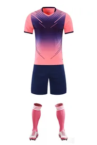 Gesamtansicht des Sets inkl. Trikot, blauer Shorts, gestreifter Socken und Fußballschuhe.