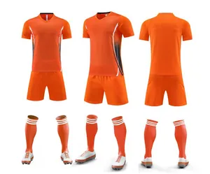 Vue détaillée de l'ensemble de football orange à séchage rapide avec chaussettes