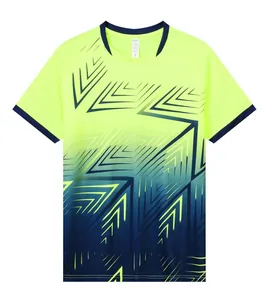 Ademend voetbalshirt met neongeel naar marineblauw geometrisch kleurverloop patroon