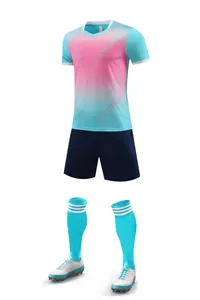Vue détaillée de l'ensemble de football dégradé rose et bleu en tissu respirant