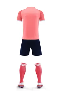 Vue arrière d'un ensemble de football rose à manches courtes pour enfants et adultes