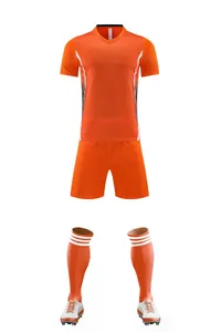 Vue détaillée de l'ensemble de maillot de football orange respirant avec short et chaussettes