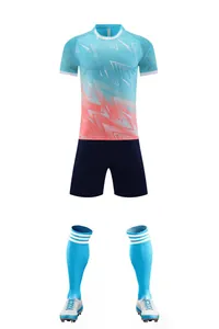 Vue détaillée de l'ensemble de football dégradé bleu et rose avec maillot et short
