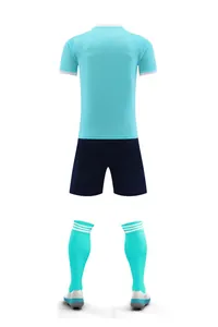 Vue arrière d'un ensemble de maillot de football bleu clair respirant avec short