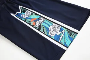 Dettaglio ravvicinato di pantaloncini da basket in mesh blu navy con stampa a nuvole
