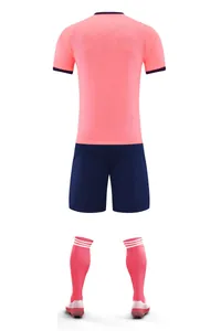 Detaillierte Rückansicht eines rosa schnell trocknenden Sporttrikot-Sets mit Shorts