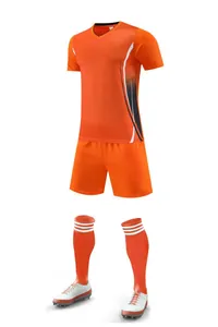 Tenue de football orange complète avec maillot, short, chaussettes et chaussures de football.