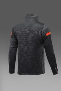 Vue arrière détaillée d'un maillot d'entraînement de foot à manches longues avec motif à vagues