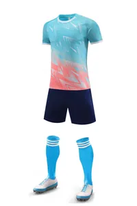 Équipement de football complet avec maillot dégradé, short bleu marine, chaussettes et crampons