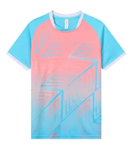 Ademend voetbalshirt met roze en blauw geometrisch kleurverloop patroon