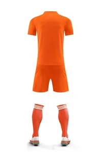 Vue arrière de l'ensemble de football orange à séchage rapide avec short et chaussettes