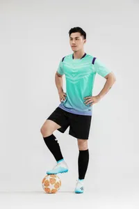 Mannelijk model in een voetbaltenue met kleurverloop, short en hoge sokken.